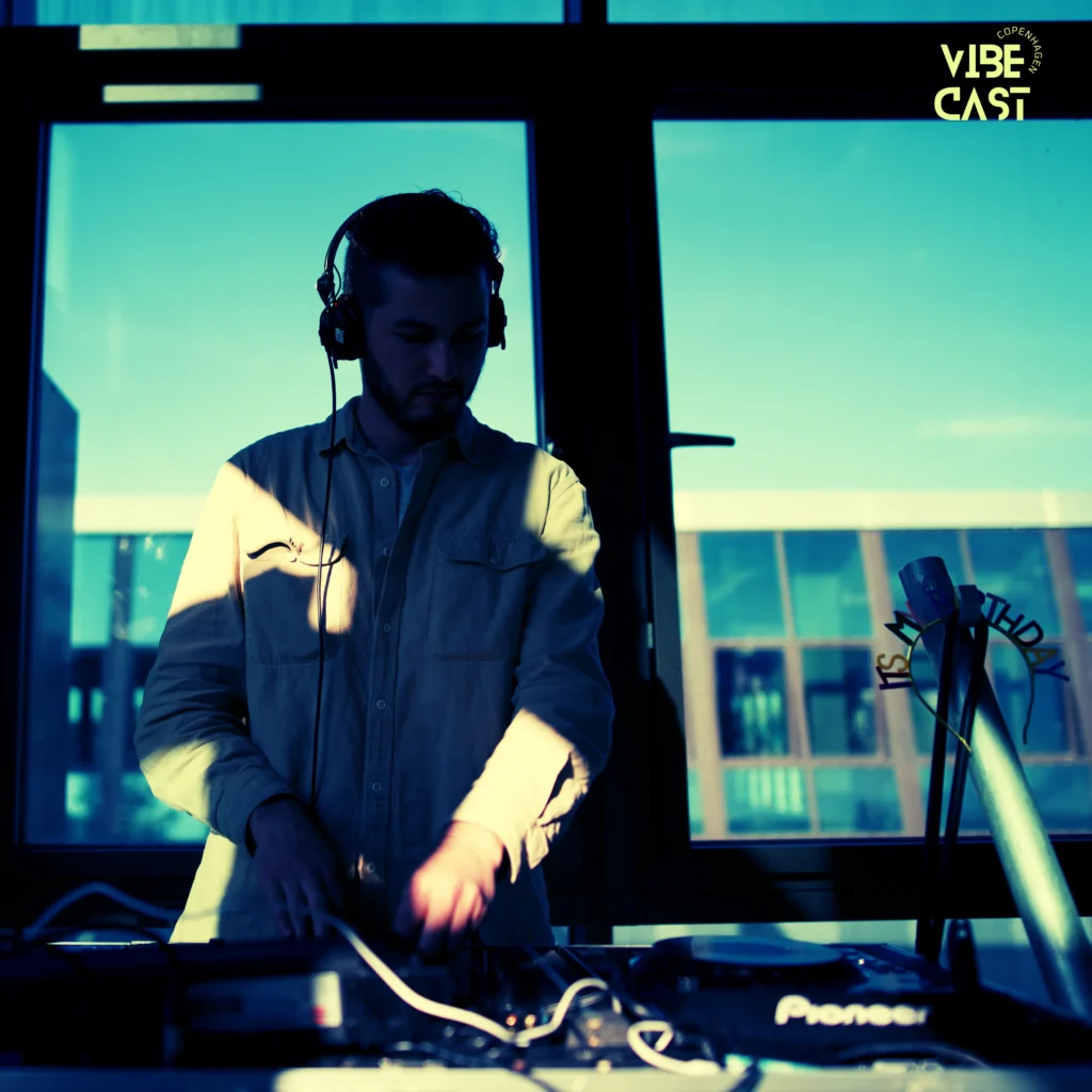 Vibecast DJ spiller et sæt i dagslys